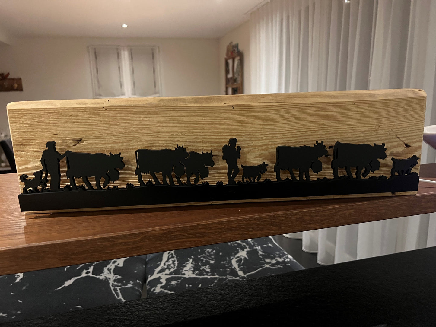 Alpabzug mit LED auf Altholz Balken