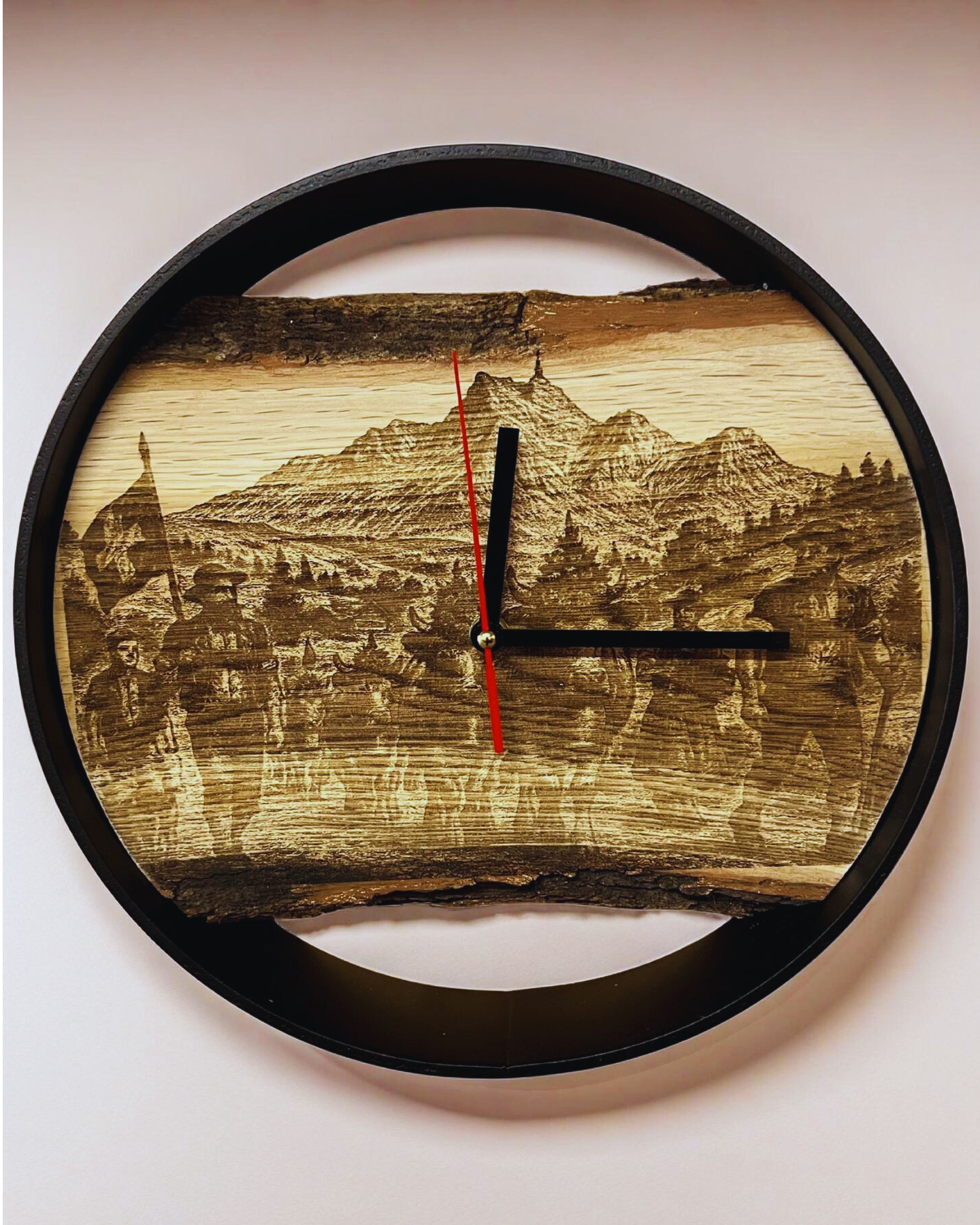 • Eichen-Wanduhr mit Berggravur
• Schwarzer Stahlrahmen mit Holz-Zifferblatt
• Handgemachte Uhr aus Schweizer Werkstatt