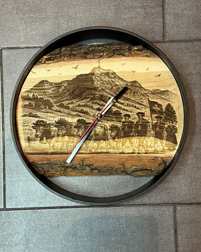 Wanduhr aus Holz mit Alpgravur als natürliche Wanddeko