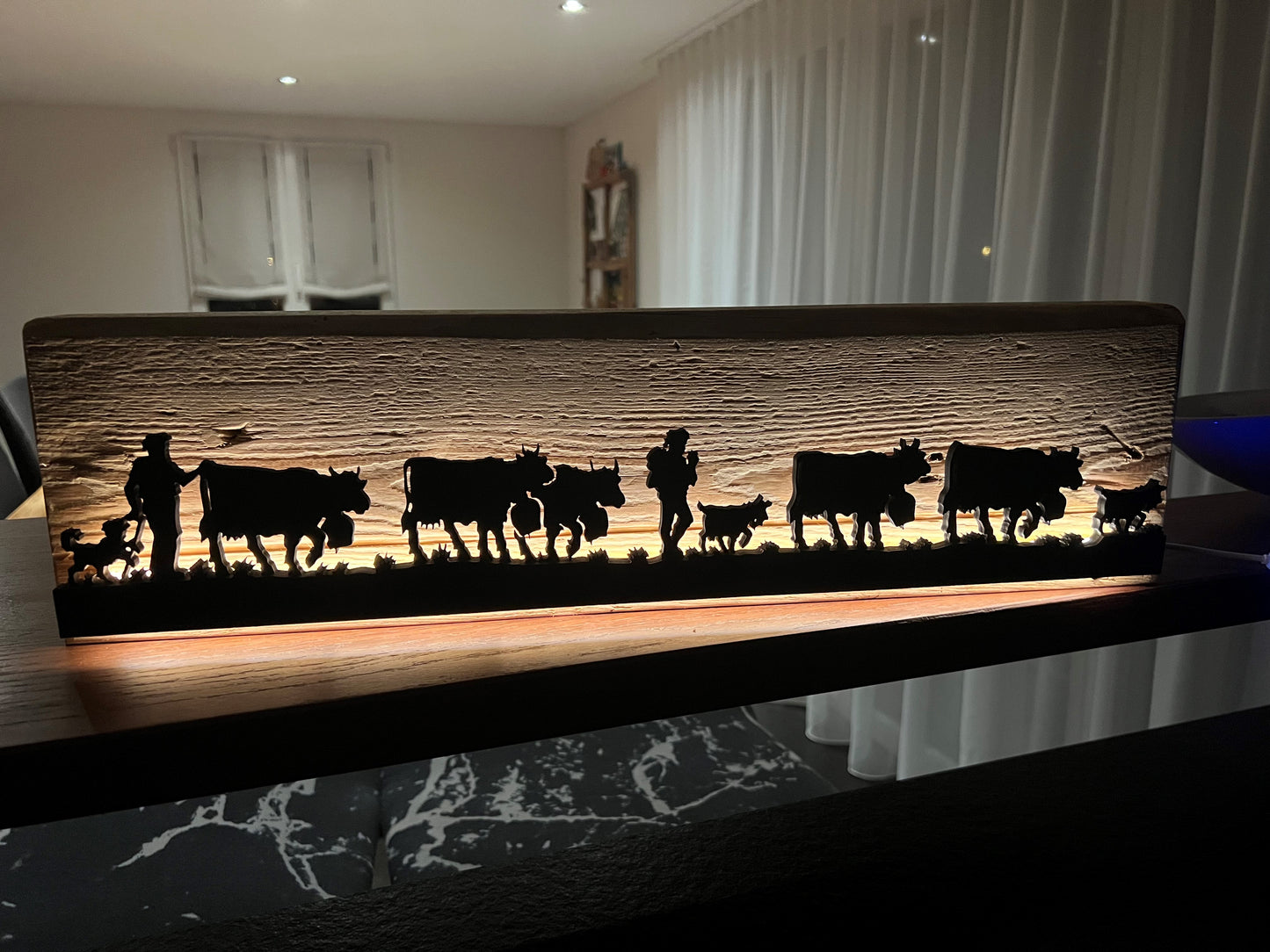 Alpabzug mit LED auf Altholz Balken