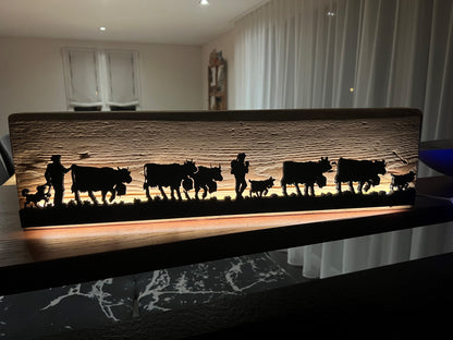 Alpabzug mit LED auf Altholz Balken