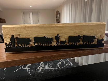 Alpabzug mit LED auf Altholz Balken