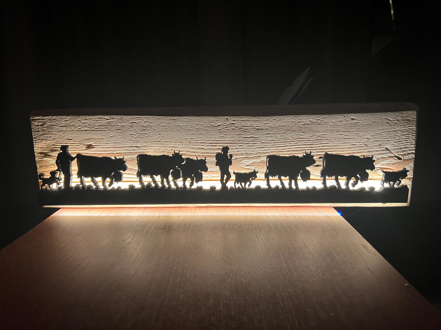 Alpabzug mit LED auf Altholz Balken