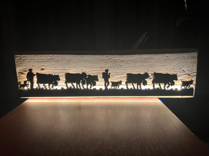 Alpabzug mit LED auf Altholz Balken