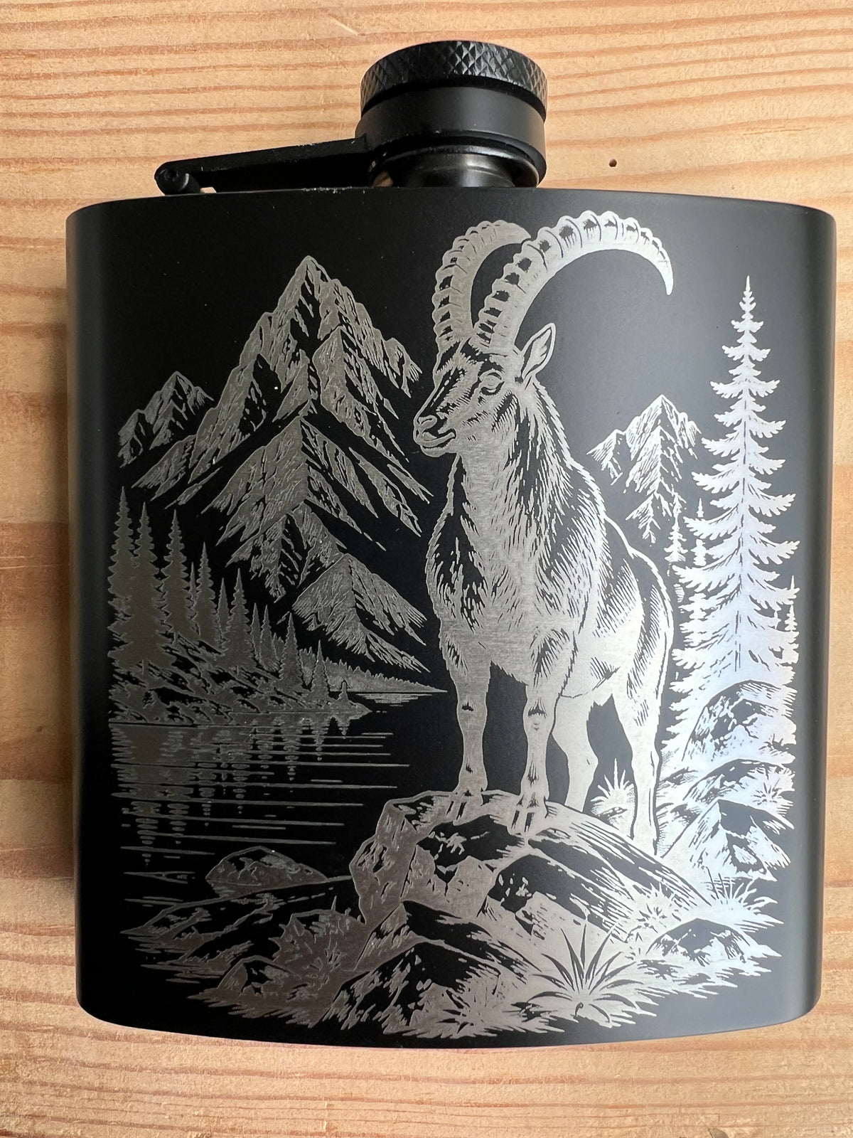 Flachmann mit Steinbock-Gravur – Schweizer Bergwelt