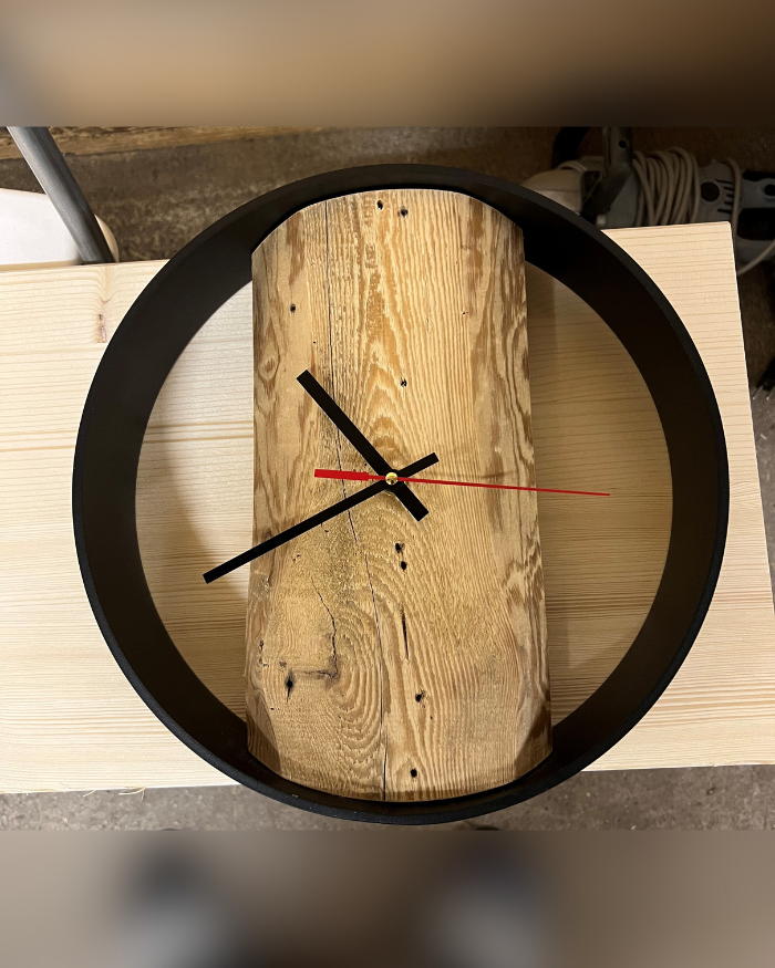 Wanduhr aus Altholz mit Stahlring
