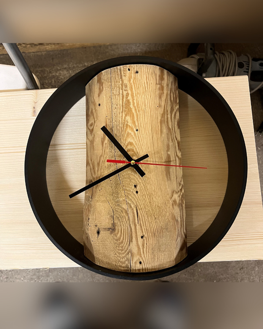 Wanduhr aus Altholz mit Stahlring