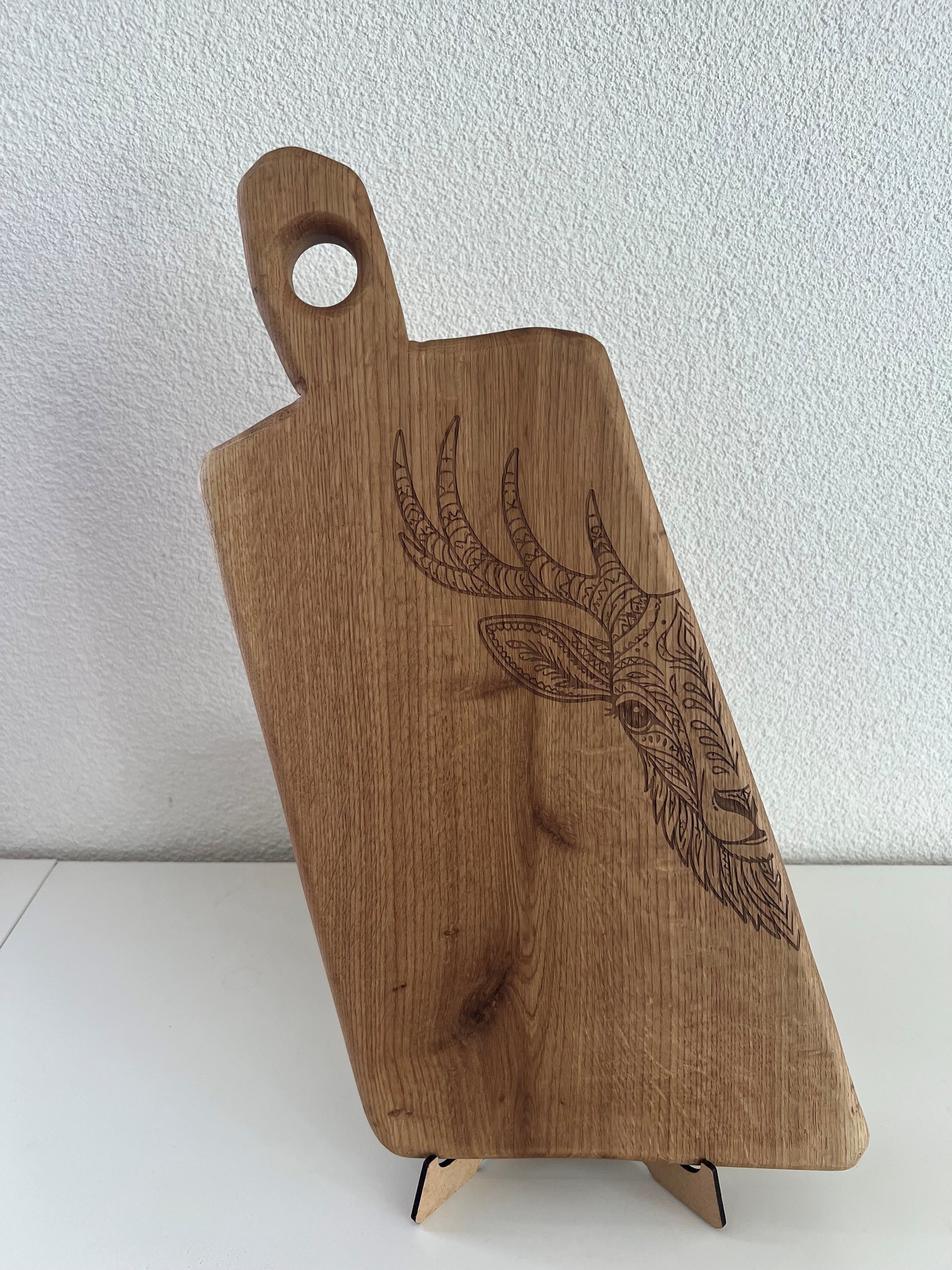 Schneide- und Servierbrett aus Eichenholz mit Hirsch Gravur