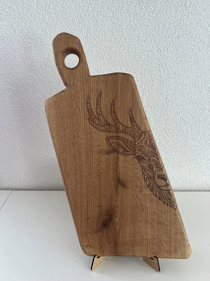 Schneide- und Servierbrett aus Eichenholz mit Hirsch Gravur